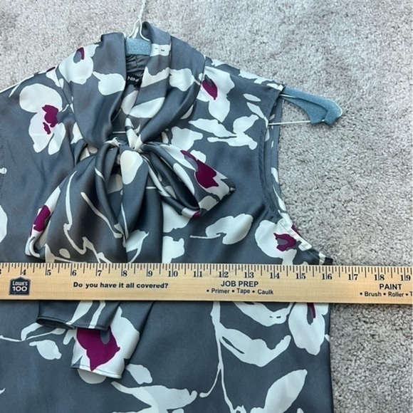 NINE WEST Women's size small Charmeuse Pattern Bow Blouse Grey White Floral - Picture 7 of 8